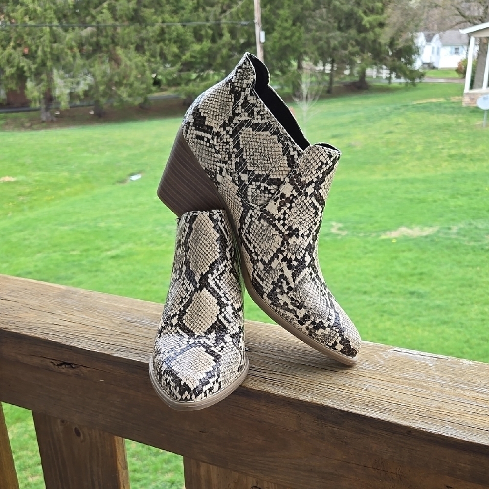 A.N.A Faux Snakeskin Ankle Boots Booties Memory Foam Like New Condition Womens 9